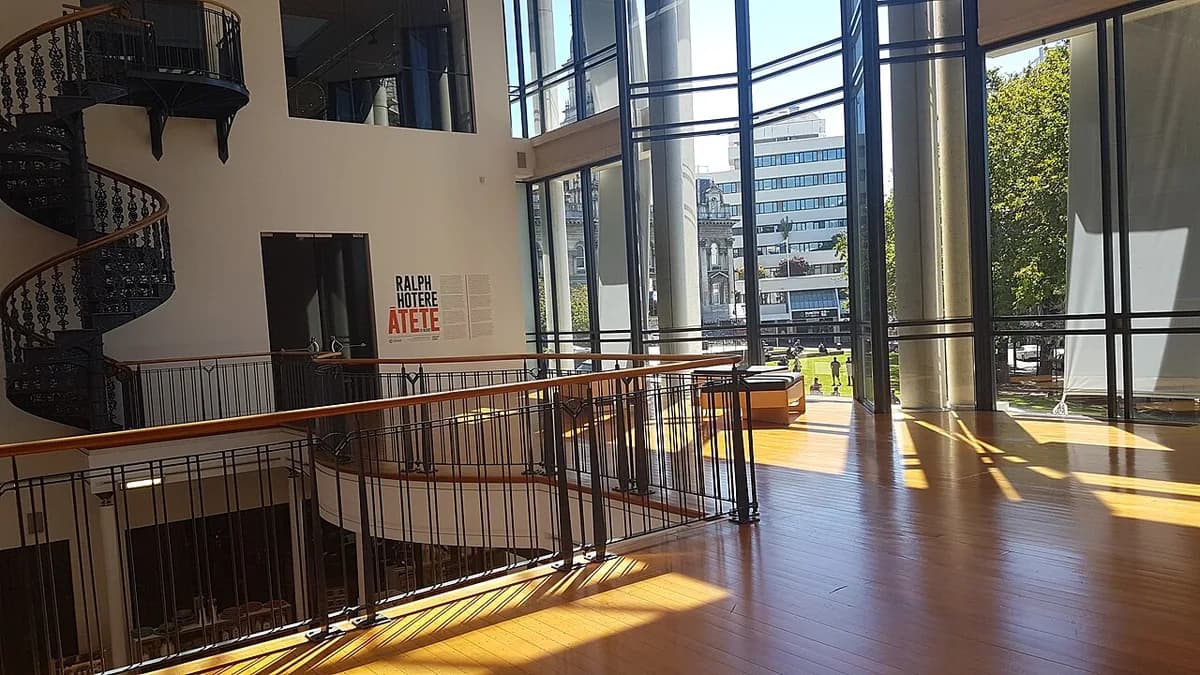 Illustrative image: Sunlit gallery interior; not the advertised listing
